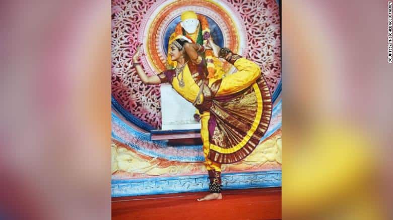 Anika executa Bharatanatyam, uma antiga dança indiana.