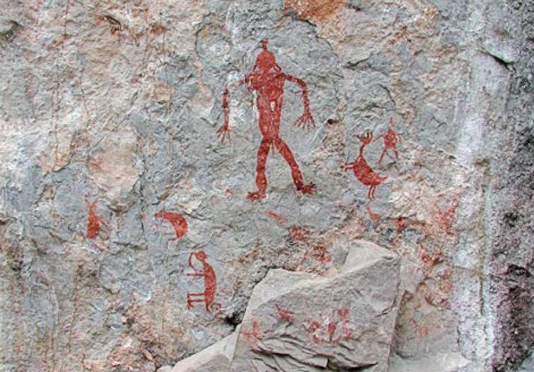 Imagem mostra figuras desenhadas na parede de rocha do  sítio arqueológico de Santa Elin