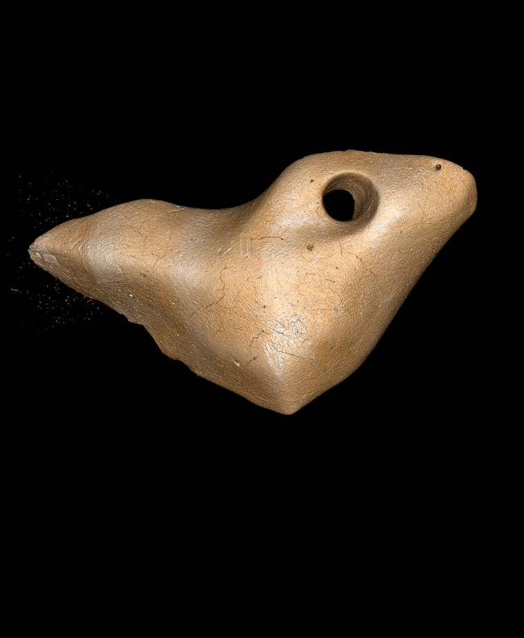 Imagem mostra objeto feito com osso de preguiça gigante com um furo artificial, indicando possível uso como pingente